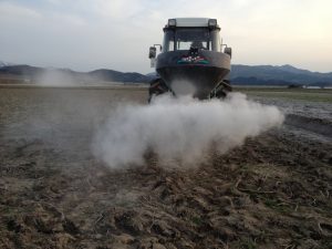 土壌改良剤の散布